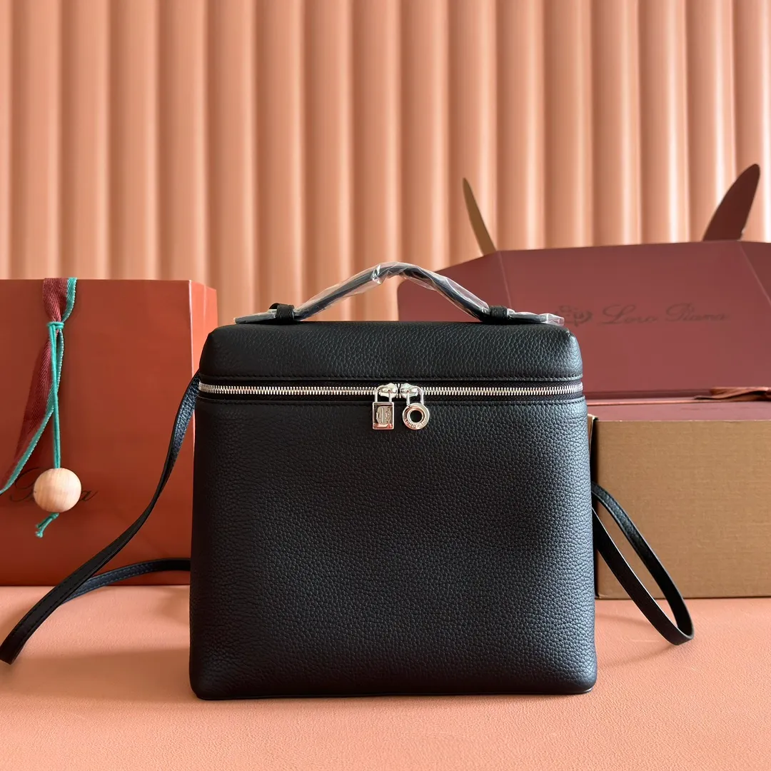 p1360💋💋💋【Original leather all-steel configuration counter complete package】Loro pianaExtra Pocket L23.5 Backpack Calfskin/Goods This Extra Pocket soft calfskin backpack has a unique trapezoidal appearance. A hint of natural grain gives the backpack character and enhances the softness of the leather. The practical design makes it the ideal accessory for busy everyday life. Dimensions: Length 21✖️Height 23.5✖️Width 8cm Dimensions are measured manually, please understand if there are slight errors Leather handle with shoulder strap Two-way zipper closure, zipper pull embellished with MY Charms pendant